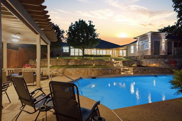 303 Quail Crest Drive, Bedford, TX 76021
