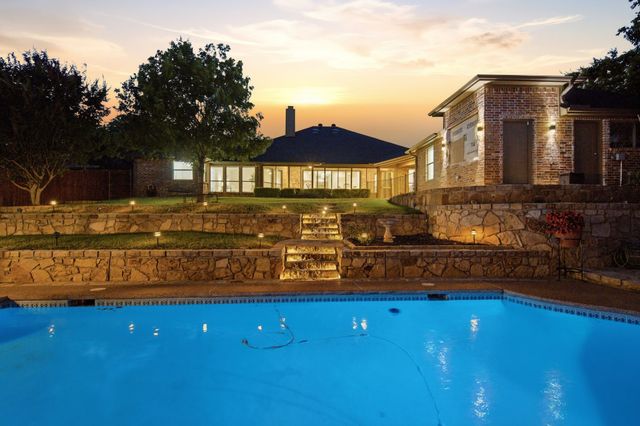 303 Quail Crest Drive, Bedford, TX 76021
