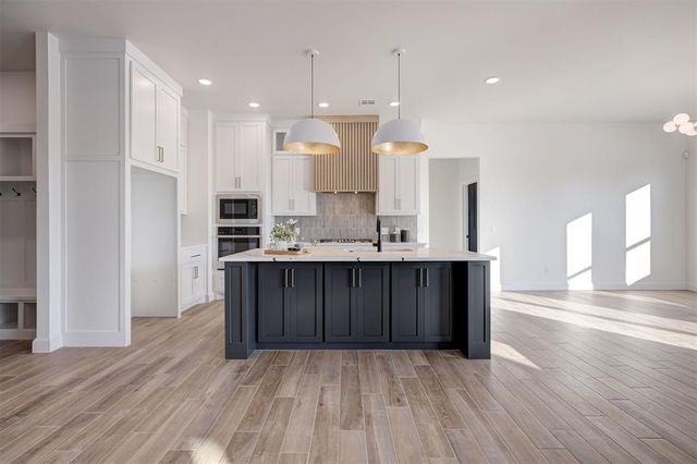 2208 W Sunset Drive, Mustang, OK 73064