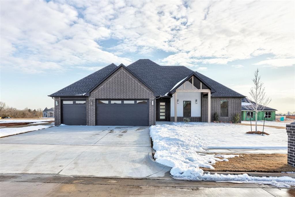 2208 W Sunset Drive, Mustang, OK 73064