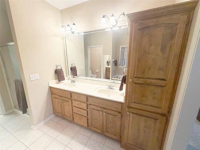 1112 Hoke Drive, Lee's Summit, MO 64081