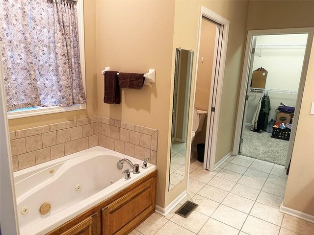 1112 Hoke Drive, Lee's Summit, MO 64081