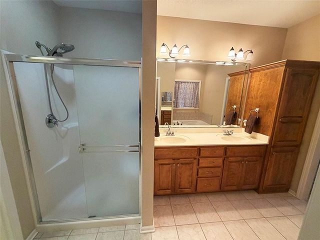 1112 Hoke Drive, Lee's Summit, MO 64081