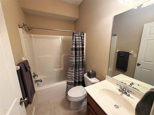 1112 Hoke Drive, Lee's Summit, MO 64081