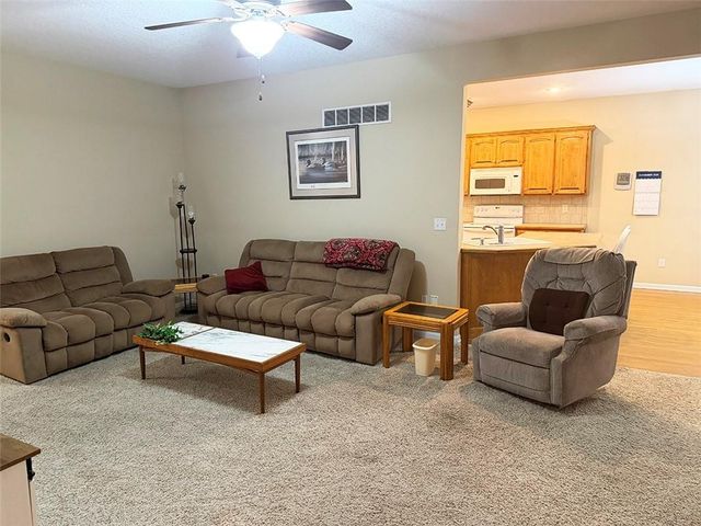 1112 Hoke Drive, Lee's Summit, MO 64081