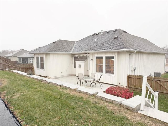 1112 Hoke Drive, Lee's Summit, MO 64081