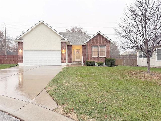 1112 Hoke Drive, Lee's Summit, MO 64081