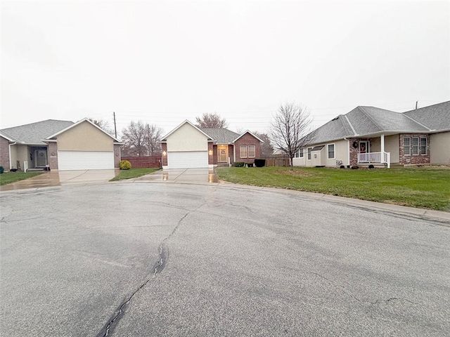 1112 Hoke Drive, Lee's Summit, MO 64081