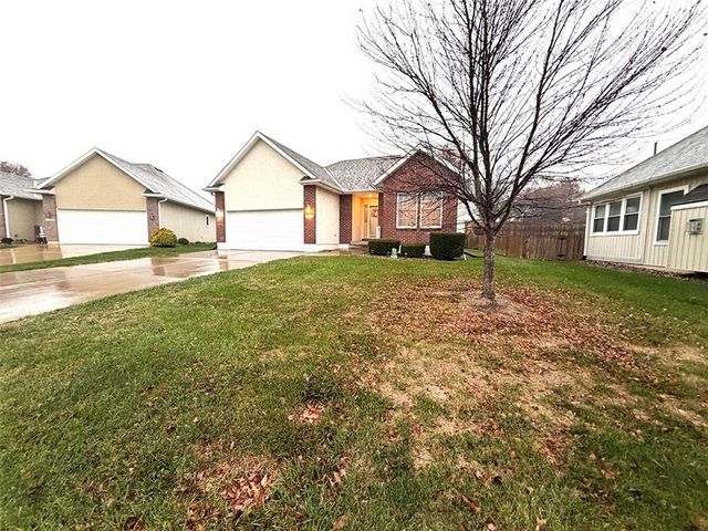 1112 Hoke Drive, Lee's Summit, MO 64081