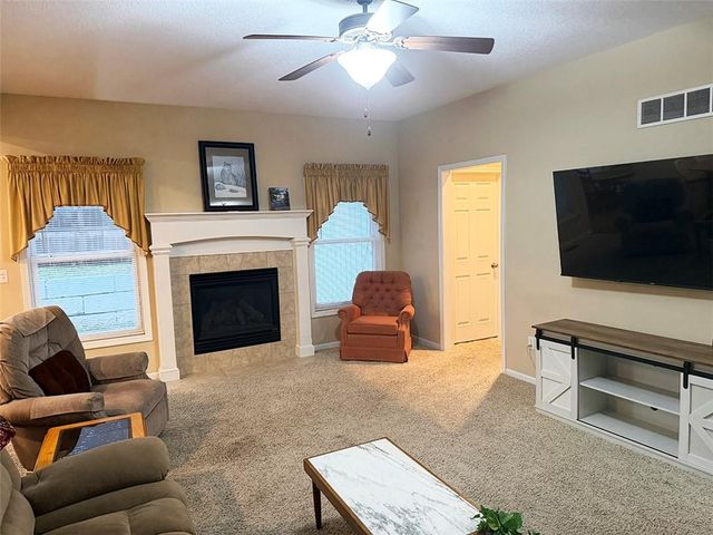 1112 Hoke Drive, Lee's Summit, MO 64081