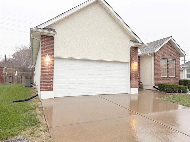 1112 Hoke Drive, Lee's Summit, MO 64081