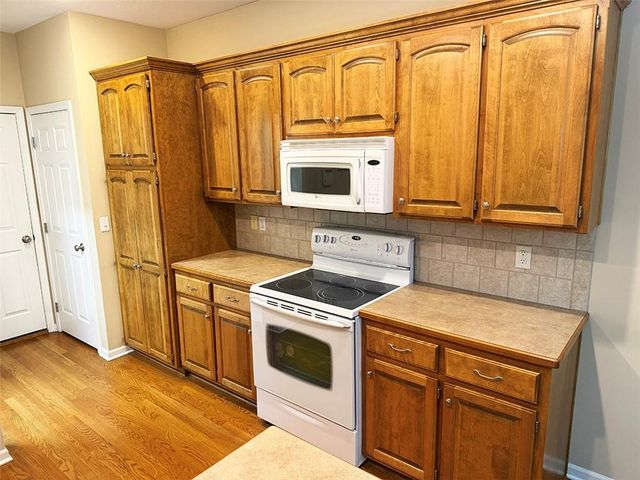 1112 Hoke Drive, Lee's Summit, MO 64081