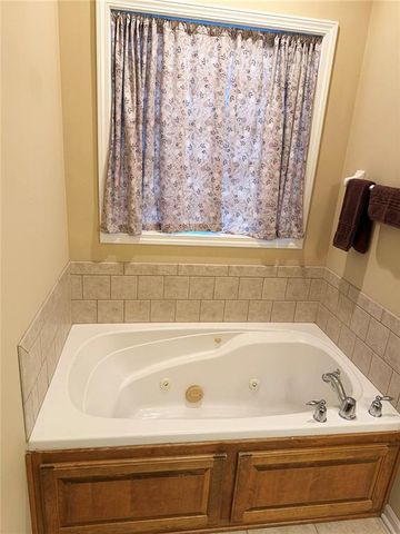 1112 Hoke Drive, Lee's Summit, MO 64081