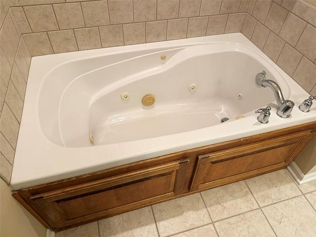 1112 Hoke Drive, Lee's Summit, MO 64081