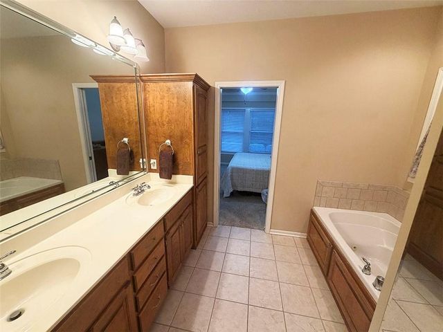 1112 Hoke Drive, Lee's Summit, MO 64081