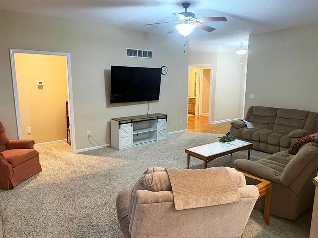 1112 Hoke Drive, Lee's Summit, MO 64081