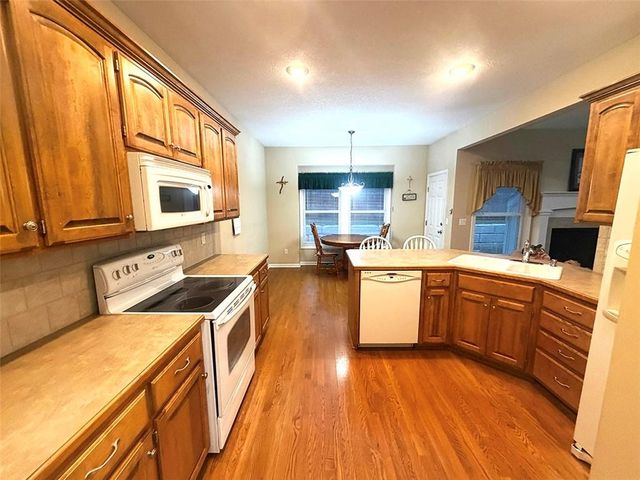 1112 Hoke Drive, Lee's Summit, MO 64081