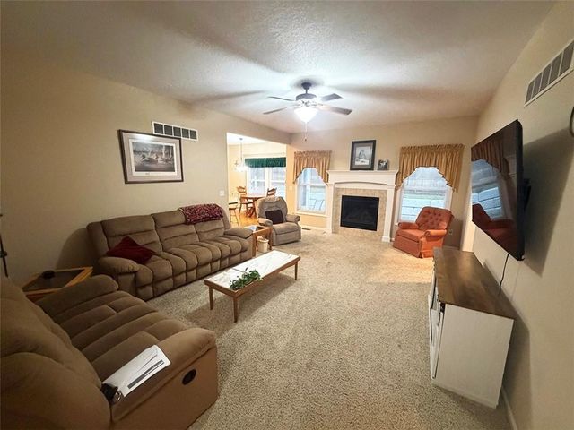 1112 Hoke Drive, Lee's Summit, MO 64081