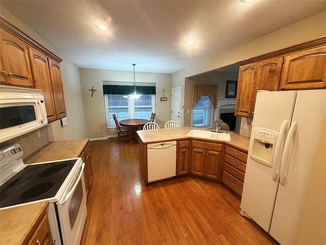 1112 Hoke Drive, Lee's Summit, MO 64081