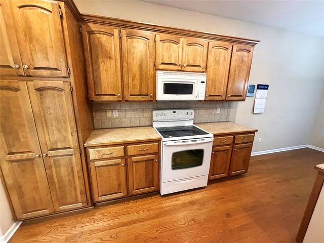 1112 Hoke Drive, Lee's Summit, MO 64081