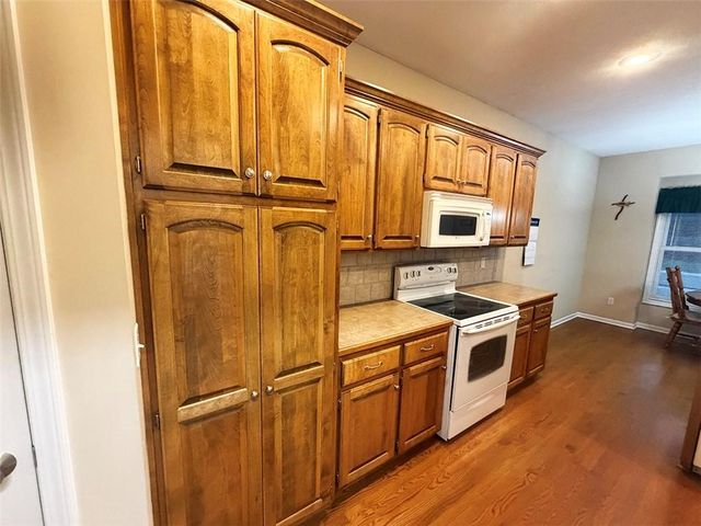 1112 Hoke Drive, Lee's Summit, MO 64081