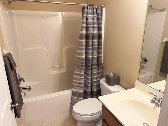 1112 Hoke Drive, Lee's Summit, MO 64081