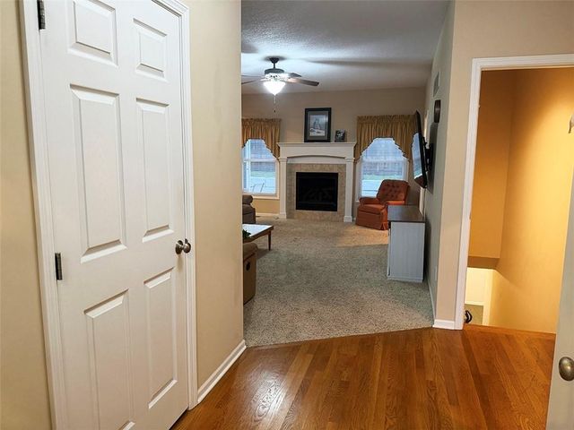 1112 Hoke Drive, Lee's Summit, MO 64081