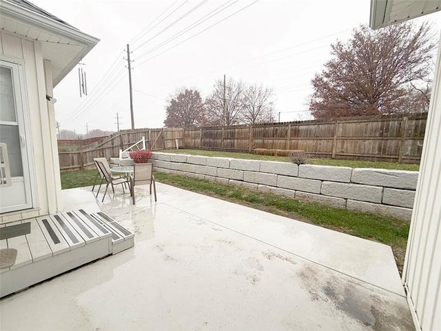 1112 Hoke Drive, Lee's Summit, MO 64081