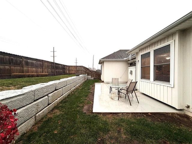 1112 Hoke Drive, Lee's Summit, MO 64081