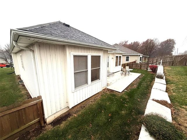 1112 Hoke Drive, Lee's Summit, MO 64081