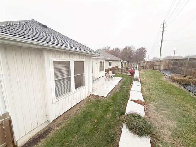 1112 Hoke Drive, Lee's Summit, MO 64081