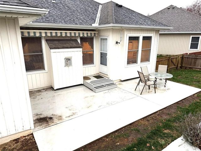 1112 Hoke Drive, Lee's Summit, MO 64081