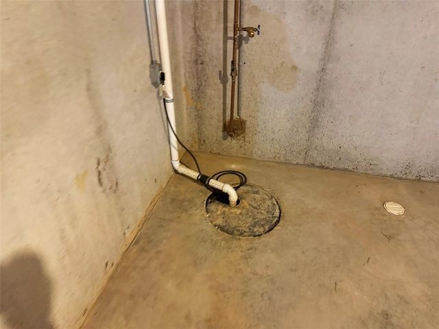 1112 Hoke Drive, Lee's Summit, MO 64081