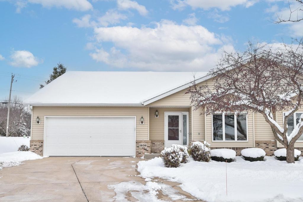 1604 Morning Glory DRIVE, Hartford, WI 53027
