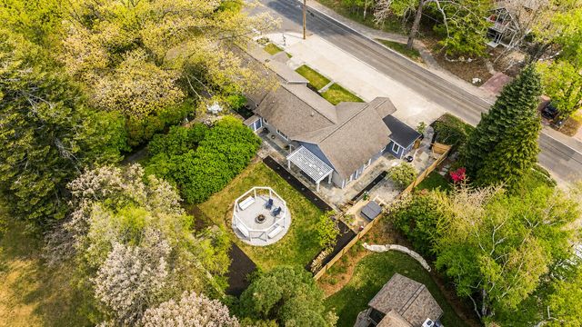 955 - 957 W Center Street, Douglas Vllg, MI 49406