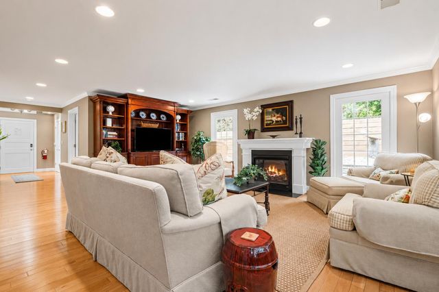 955 - 957 W Center Street, Douglas Vllg, MI 49406