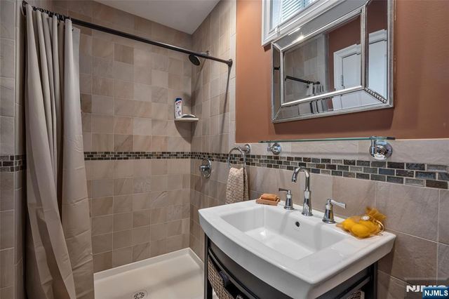 8 Marion Court, Ho-ho-kus, NJ 07423