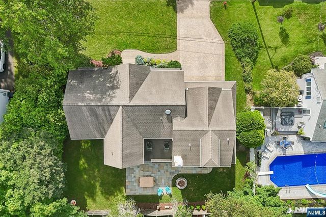 8 Marion Court, Ho-ho-kus, NJ 07423