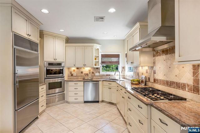 8 Marion Court, Ho-ho-kus, NJ 07423