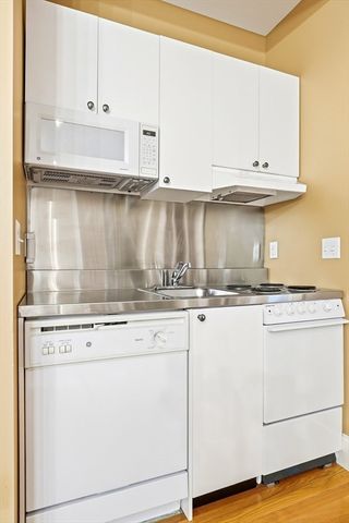 10 Wolcott Ave, Andover, MA 01810