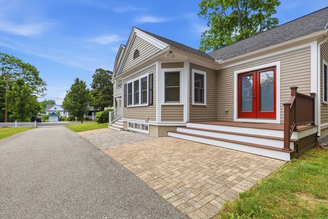 10 Wolcott Ave, Andover, MA 01810