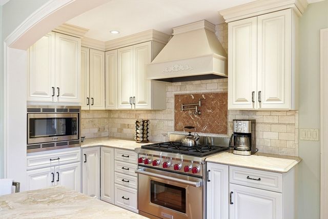10 Wolcott Ave, Andover, MA 01810
