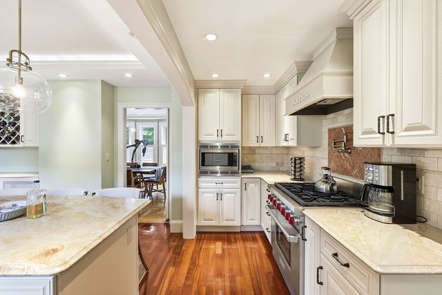 10 Wolcott Ave, Andover, MA 01810