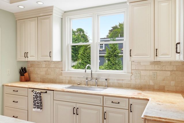 10 Wolcott Ave, Andover, MA 01810