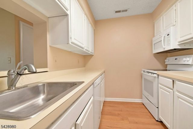 4815 Ravens Crest Dr, Plainsboro Twp., NJ 08536