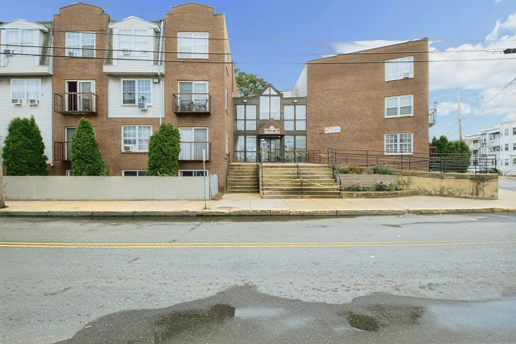 20 Knox 21, Lawrence, MA 01603
