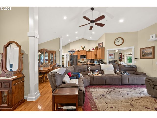 60 W TAYLOR St, Carlton, OR 97111