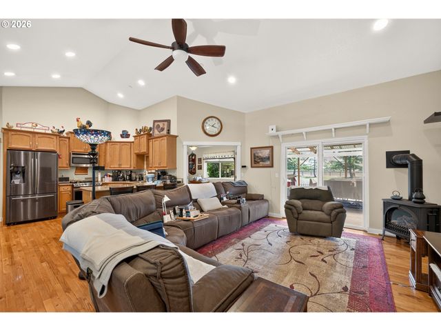 60 W TAYLOR St, Carlton, OR 97111