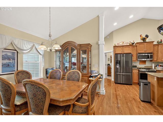 60 W TAYLOR St, Carlton, OR 97111