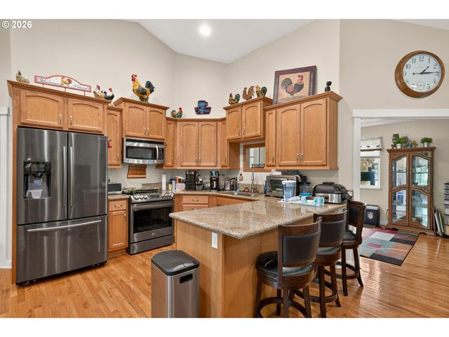 60 W TAYLOR St, Carlton, OR 97111